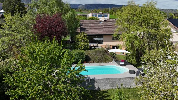 Affascinante proprietà con piscina e giardino