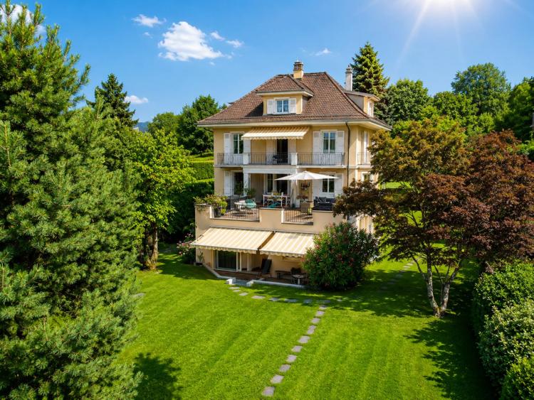 Villa di 13 stanze con appartamento separato, vista lago e montagna.