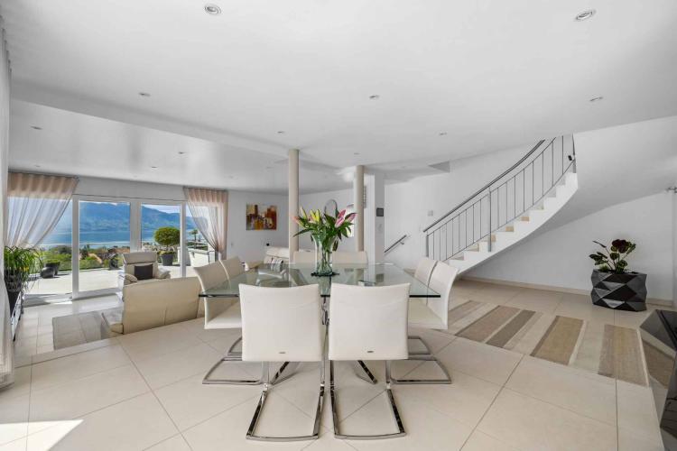 Elegante proprietà contemporanea con vista panoramica sul lago di Ginevra.