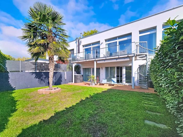 5.5 room terraced house with garden and vines