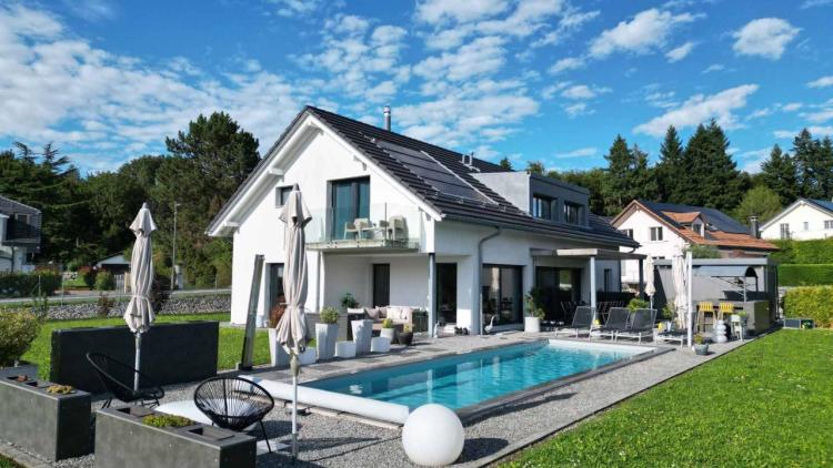 Moderna villa indipendente - giardino, piscina e vista parziale sul lago e sulle Alpi