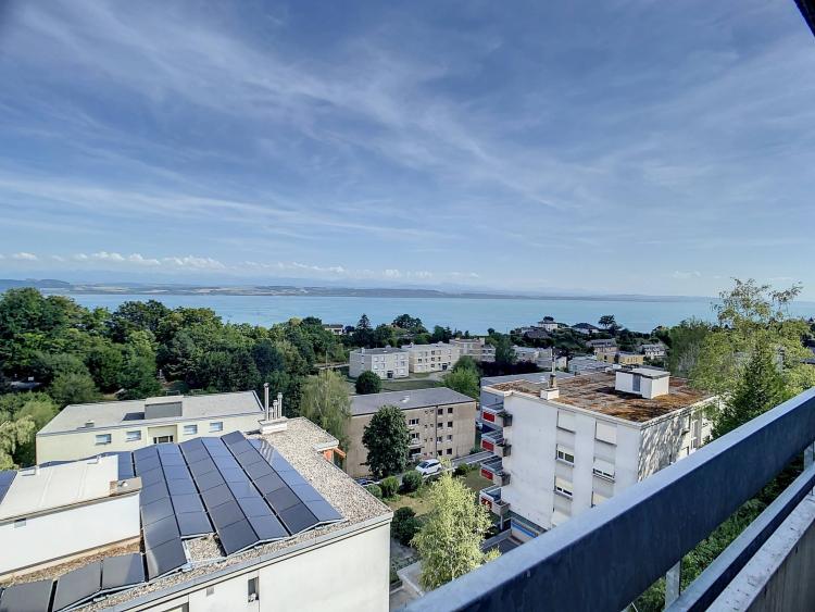 Appartamento con magnifica vista sul lago e sulle Alpi.