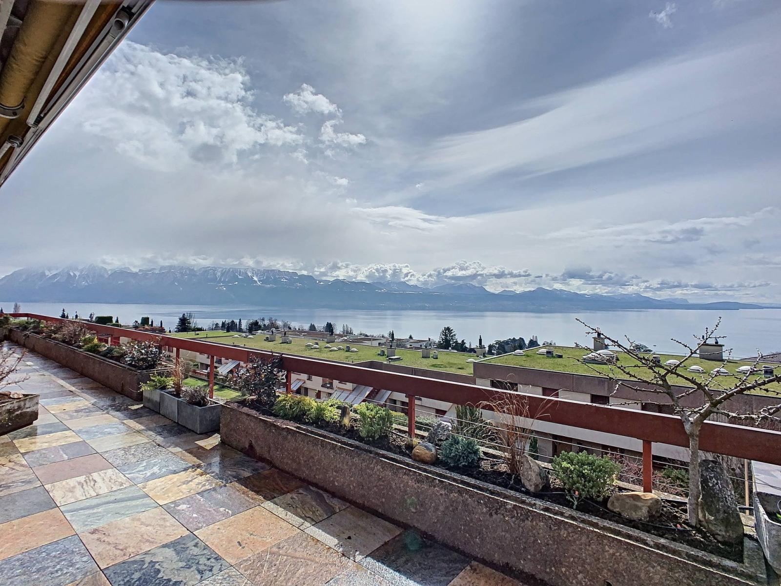 Attico di 215 mq con vista lago