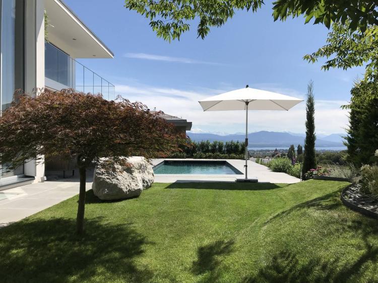 ESCLUSIVA - Elegante proprietà contemporanea con piscina e vista lago