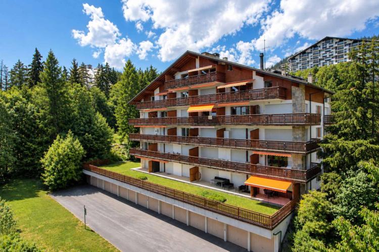 Incantevole appartamento di 3,5 locali, recentemente ristrutturato, con vista sulle montagne.