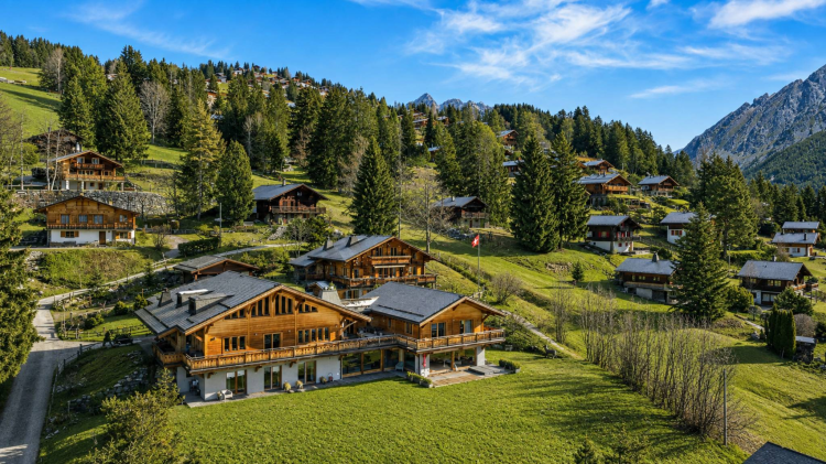 Chalet eccezionale con piscina coperta e accesso diretto alle piste da sci