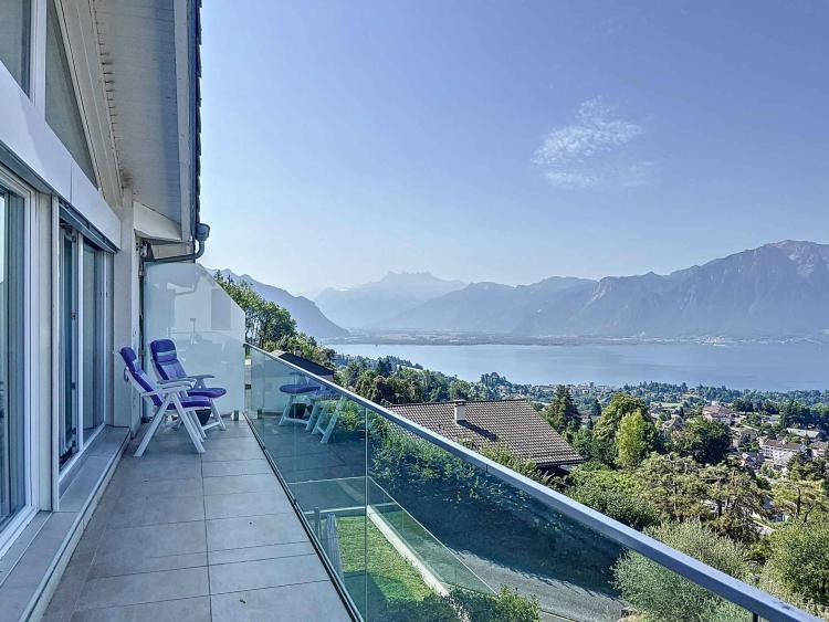 Family villa offering panoramic views of the lake and the Alps