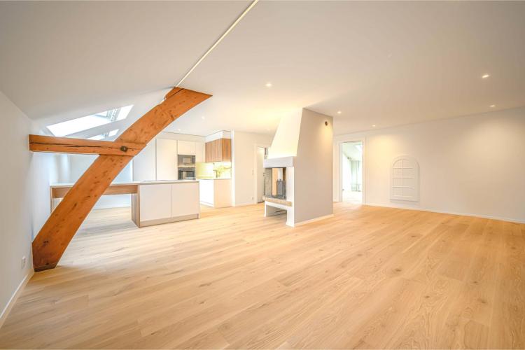 Komplett renovierte Wohnung nur wenige Schritte vom See entfernt mit einem 63 m² großen Keller