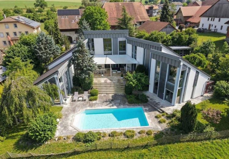 Villa contemporanea progettata da un architetto, con 7,5 locali e piscina.