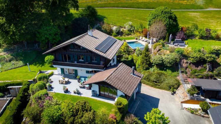 Immobile completamente ristrutturato con piscina immersa nel verde.