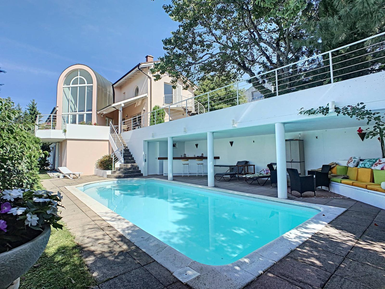 Proprietà individuale di 330 mq con vista lago