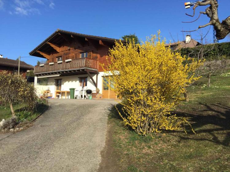 Casa indipendente con vista panoramica sul lago di Ginevra e sulle Alpi.