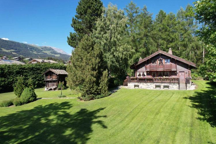 Splendido chalet con annesso giardino su un magnifico appezzamento di terreno.