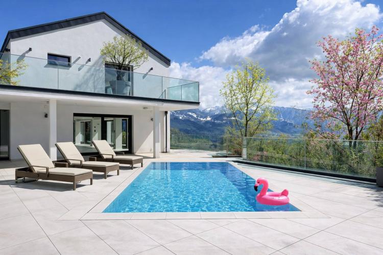 Proprietà con 6,5 locali, piscina e vista mozzafiato. 
