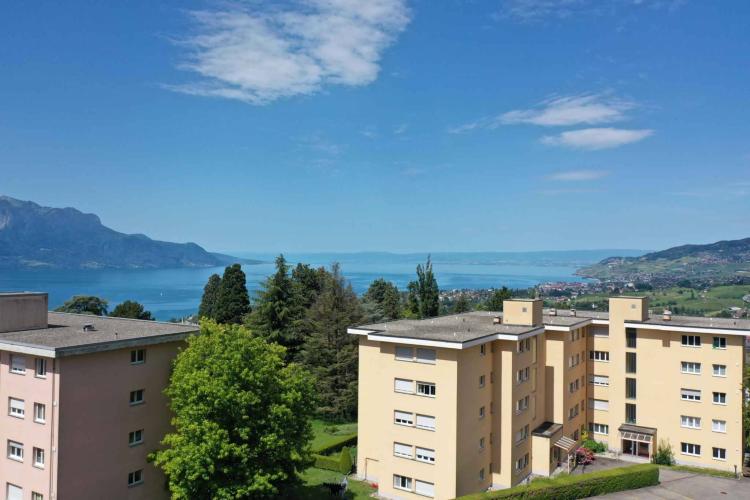 All'ultimo piano, un appartamento di 3,5 locali con vista lago.