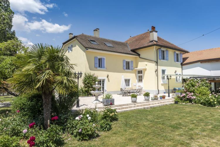 Stupenda casa di paese con 3 alloggi con terrazza e giardino