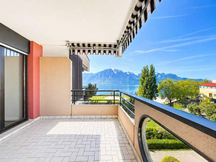 Attico di 2,5 locali con ampio balcone e vista lago.