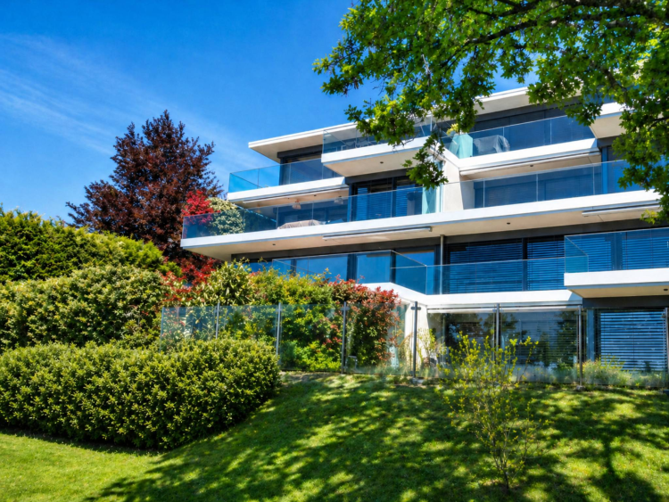 Appartement contemporain de 6.5 pièces avec jardin privatif