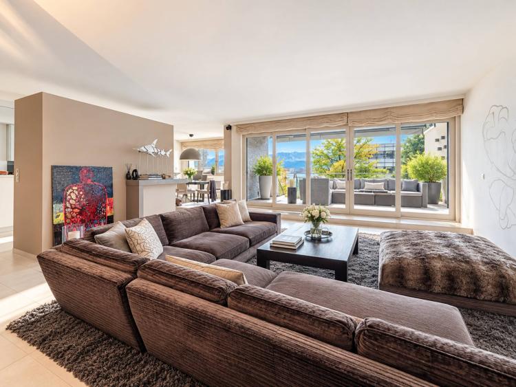 Appartamento duplex contemporaneo con giardino privato e vista sulle Alpi a Pully Sud